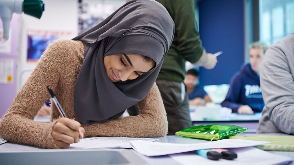 طالبة في فصل المستوى A في Abbey College Manchester